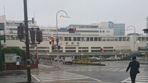 小雨の静岡駅前